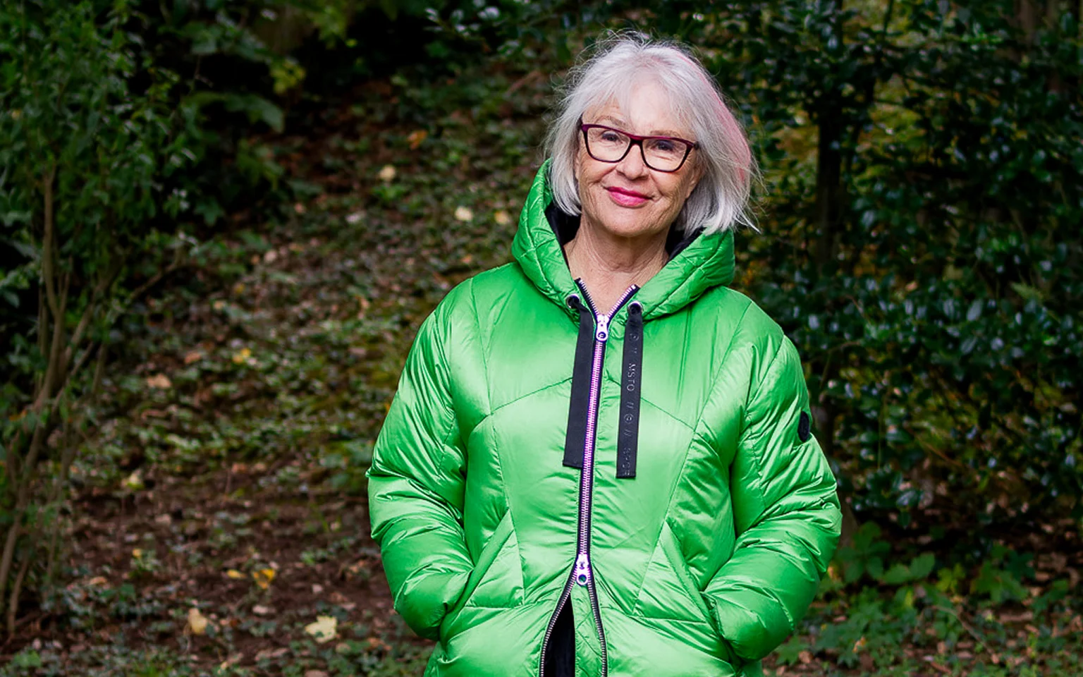 Ute Weisshaar draußen in einem Garten